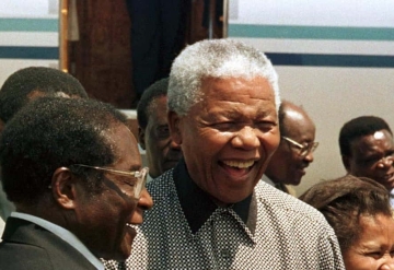 Nelson Mandela et Robert Mugabe : Deux visages de la lutte pour la liberté en Afrique